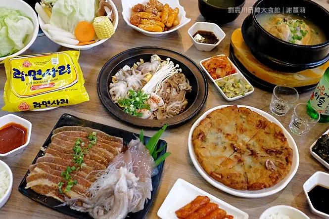 《桃園♥食記》劉震川日韓大食館(廣豐新天地)。韓國料理推薦 台灣首創韓式小火鍋，海鮮煎餅 人蔘雞 部隊鍋 春川辣雞，超過20種澎派鍋物主題好過癮！