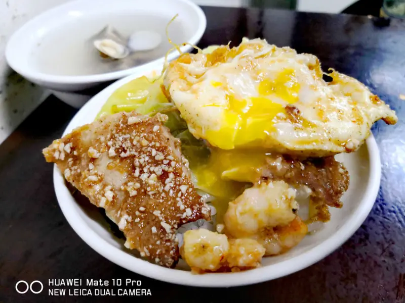 【食。基隆】天天鮮排骨飯〜基隆人氣排隊美食。IG打卡熱點！台版海陸丼，一吃就愛上，排再久也甘願！