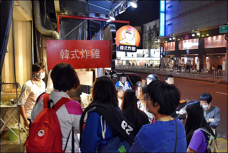 一中商圈必吃逛街美食。中友百貨對面來自韓國橋村的歐巴韓式炸雞。6種醬料都好吃。道地又平價排隊人潮不斷@sunny吃喝遊樂