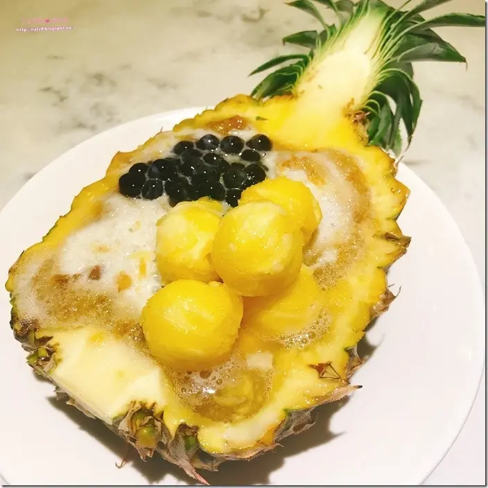 鮮芋仙忠孝旗艦店-臺北大安-清涼一夏鳳梨鮮果冰，半顆鳳梨霸氣上桌