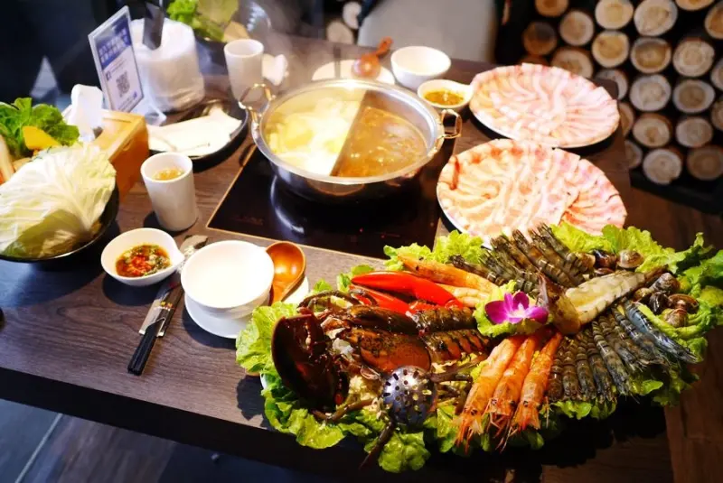 【新北】新莊 方圓涮涮屋 雙人無敵蝦爆鍋！超澎拜的龍蝦‧大份量人氣平價鍋物♥♥♥