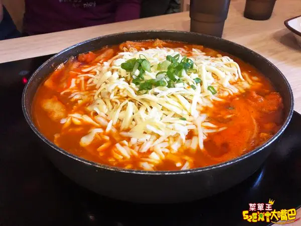 【三清洞摩西年糕鍋菜單價位大公開】韓國超夯年糕鍋台灣第一家分店～台中西屯逢甲夜市必吃美食小吃餐廳推薦！招牌菜起司海鮮年糕鍋、部隊年糕鍋、烤肉年糕鍋。