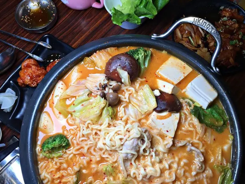 瑪西達韓式料理：台南必吃！ＣＰ值爆表！六樣韓式小菜任你吃到飽！雙人套餐，讓你一次就吃到韓國必吃部隊火鍋、海鮮煎餅、石鍋拌飯｜店家新推出：韓國豬腳.外帶豪華部隊鍋｜台南安平區聚餐餐廳推薦.韓國料理 - 