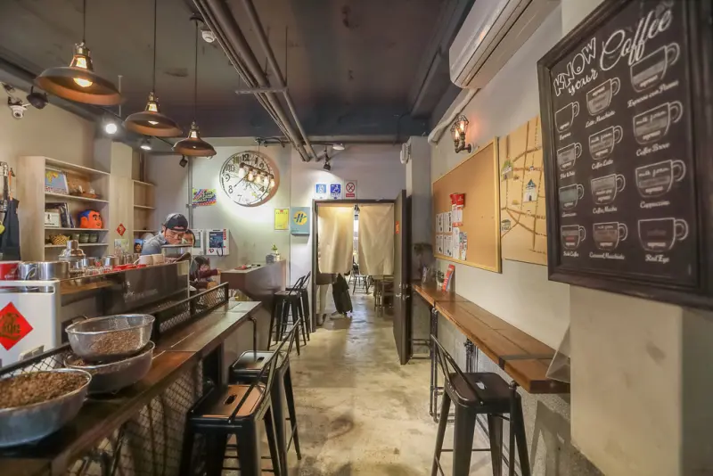 東門3號膠囊旅店｜與各國背包客來場浪漫邂逅~一只皮箱入住650元小資族也能體驗背包客行旅/台北膠囊旅館住宿推薦/台北大安區捷運東門站青年旅館