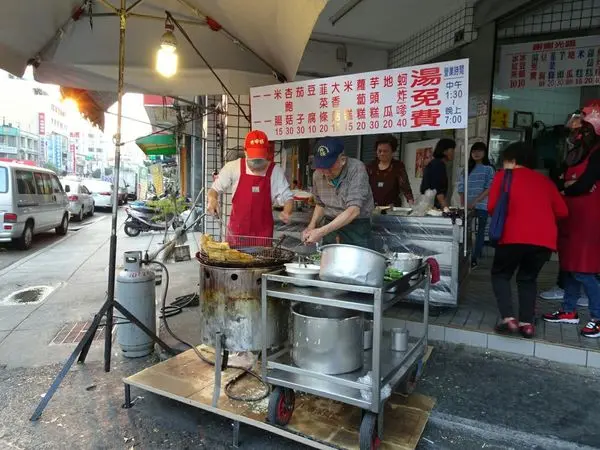【台中北屯】 進化北路無名炸粿║北屯國小旁的美味台式點心║內用味噌湯免費,私心最愛韭菜條~