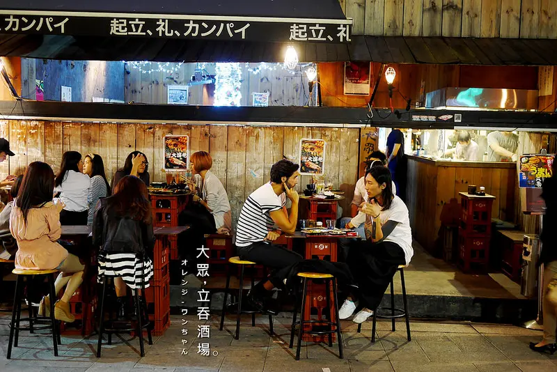 【台北漫步食記】大眾立吞酒場 起立、礼、カンバイ 市民大道│大安區忠孝復興站：日本味十足的街邊居酒屋～一串40元均一價豪邁吃！還有蛋黃雞肉棒跟醬烤魷魚也是必點大推薦！