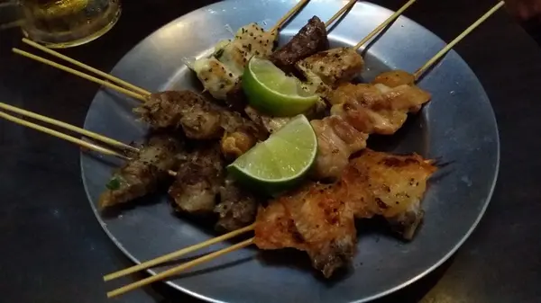 (胖樺食記)市民大道人氣店家：大眾立吞酒場。道地串燒小酌聚餐皆宜。        
      