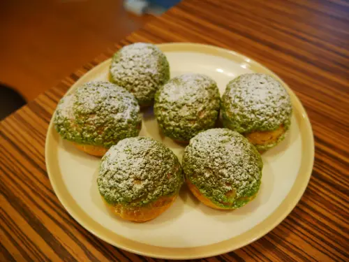 【Angelas日嚐】當宇治抹茶玉露從泡芙中爆開來，令人驚豔又震撼，CP值爆表的草莓派，誰說銅板價無法享用高品質的甜點，淡江大學金雞母社區【La Vida】