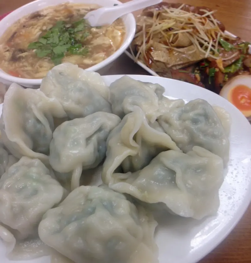 新竹小吃|金元寶餃子大王 水餃 滷味切盤 酸辣湯 Delicious boiled dumplings/hot and sour soup at Hsinchu 
