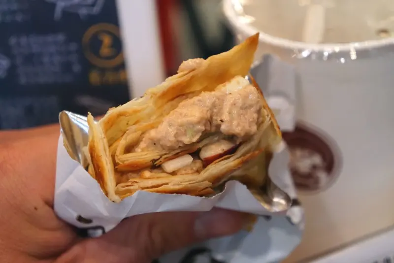 超過30公分的捲蛋餅 口味滿多樣的哦-長勝君捲蛋餅專賣店@捷運南京復興站@興安街