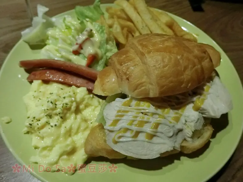 大坪林捷運站∣ZOO CAFE鹿咖啡 早午餐 彷彿置身動物園般的特色店家∣新店美食