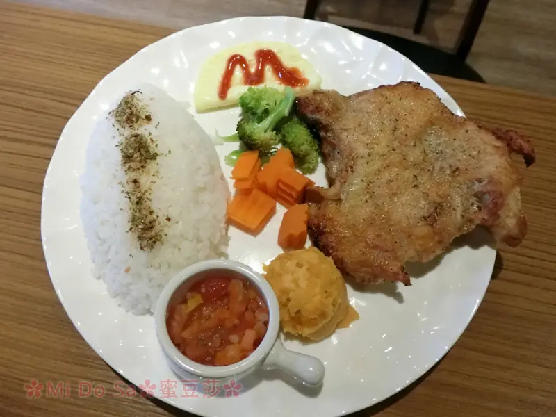 捷運大坪林站∣MOOK COFFEE髮廊複合式咖啡館∣新店美食