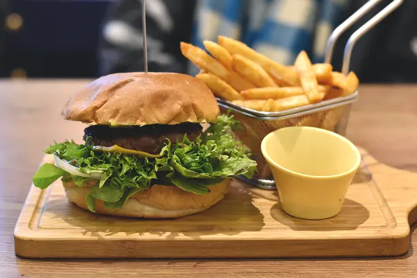 新北/新莊區/LOVSS 樂漢堡美式餐廳/手工多汁漢堡排&好吃炸物/有早午餐、PIZZA、 義大利麵/份量超大