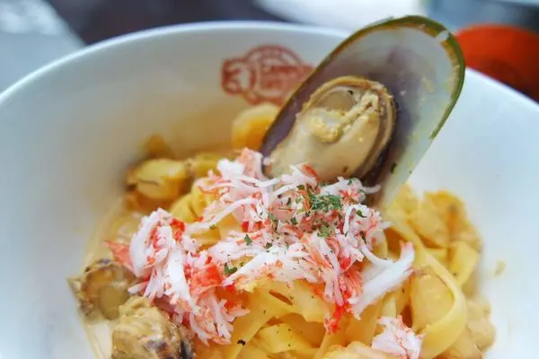 Campus Cafe/信義店Commue a7，城市中的貨櫃屋饗用大份量美式餐點的熱情|奶油明太子海鮮扁麵|木盆沙拉|世貿站▲女子的休假計劃▼