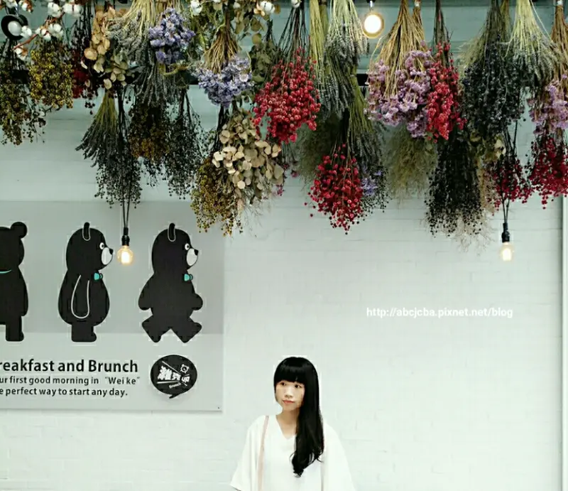 [台南東區]濰克早午餐-台南成大店-內用蛋餅只要30元-銅板價早午餐-乾燥花&大面玻璃窗-喚醒沉睡的你－附菜單－訂位電話