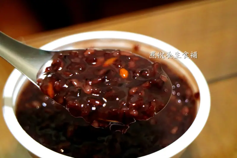 食記►桃園中壢┃焄悅養生食補┃內壢美食又一發，火車站後站養生餐！天氣冷冷得很適合來一碗藥燉排骨、紫米粥，還有可愛店狗助陣