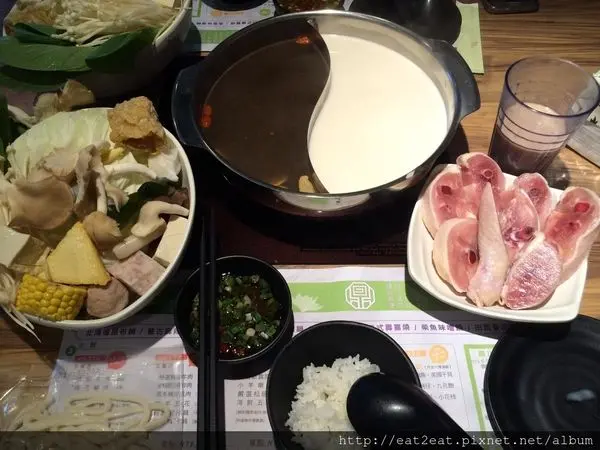 【新北板橋】重慶路 鼎川霖鍋物/8種湯底任選不加價/電磁爐共用鴛鴦鍋設計/大推雞腿塊、綜合魚片