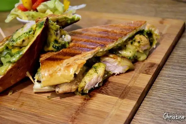 【新北。美食】 新莊 / Tres Belle 翠詩貝拉咖啡，內餡藏不住的青醬雞肉帕里尼，早午餐 / 義大利麵 / 燉飯 / 咖啡 / 下午茶，免費Wifi，提供插座，無限時用餐，友善寵物，近新莊高中