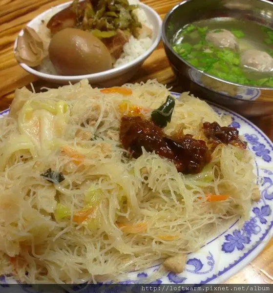 新竹小吃|東東小館 炒米粉 控肉飯 貢丸湯 鄰近北二高香山交流道