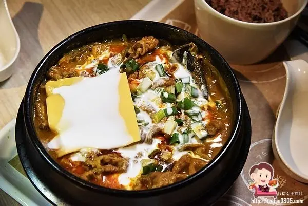 全台獨特的咖哩壽喜燒，加上起司跟椰奶，好誘人啊!!!