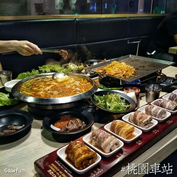 遇fun胃_八色烤肉||桃園美食||桃園車站||韓國正宗豬五花燒烤店 八色烤肉 泡菜鍋一次滿足 配燒酒果汁滿分 有專人為你服務 你只要負責吃
