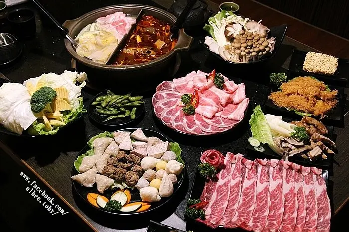 台南 中西區 晚餐、宵夜來一鍋。有素食!!麻辣火鍋一條路，感受舌尖的麻與辣，假日中午有營業！還有個人火鍋可選擇。麻辣鍋｜鴛鴦鍋｜酸菜鍋 {鑫饌鴛鴦麻辣鍋台南店}