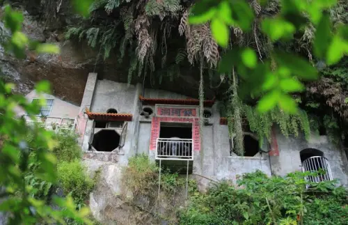 新北。新店。藏在綠意中的秘境 / 銀河洞