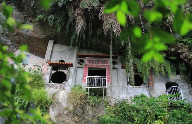 新北。新店。藏在綠意中的秘境 / 銀河洞