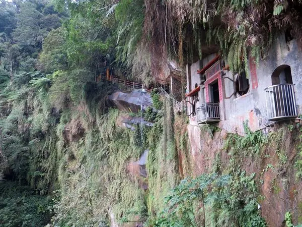 *台北景點*銀河洞越嶺步道,涓絲般瀑布傾瀉而下,簡直別有洞天!