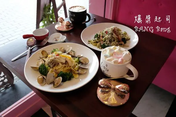 【台中】bangbang爆漿起司│逢甲西屯夢幻少女雲朵櫥窗，充滿愛麗絲的IG打卡熱點、除了義大利麵與燉飯、也有鹹甜口味熱壓吐司、台中西屯下午茶與寵物友善餐廳