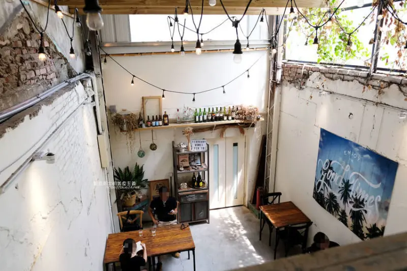 雲林虎尾│貳月February Drink&Food-迷人老屋和甜點，秘密基地般的好拍挑高空間 - 藍色起士的美食主義