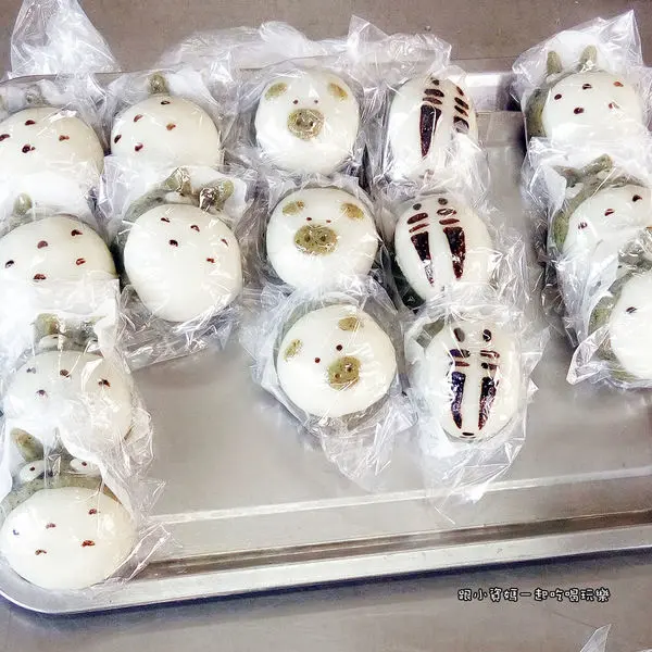 【桃園中壢美食記】陸媽媽菜包 超呆萌的龍貓草仔粿 連無臉男、小豬造型都有 讓媽媽們都尖叫搶著要買的傳統點心店