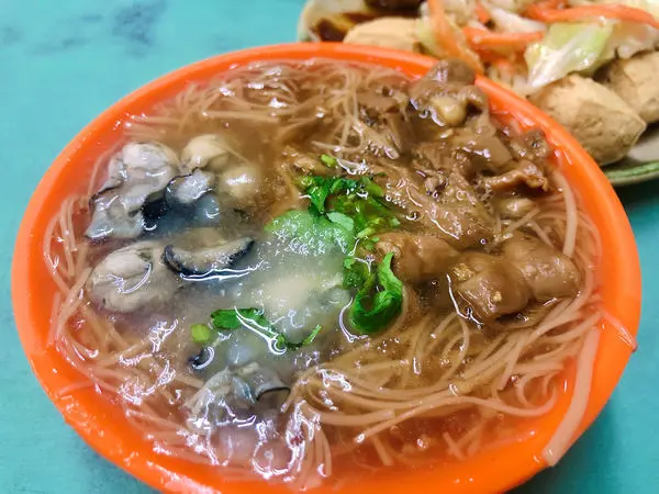 台北美食/社子市場 社子楊家小吃 臭豆腐/蚵仔麵線/大腸豬血湯