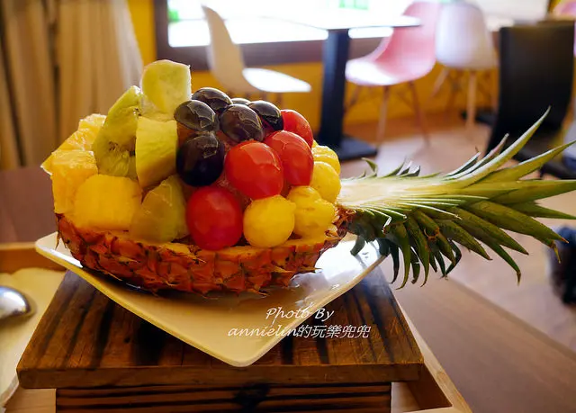◎【台南(安平) 南泉冰菓室】裝冰的容器竟然是...鳳梨！現在吃冰都流行直接拿水果殼當碗公?!