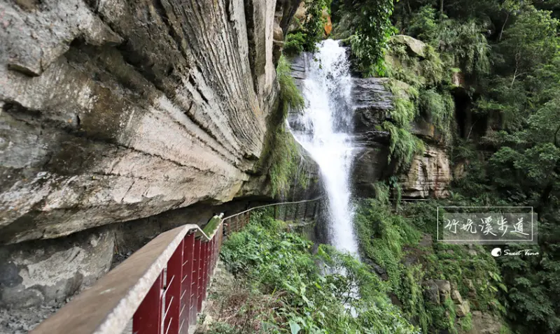 步行於巨石岩壁之間．感受氣勢磅礴的龍宮瀑布／竹坑溪步道