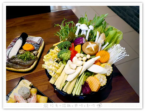 [台南食記] 麻花重慶火鍋~大份量個人套餐式火鍋！一盆蔬菜共20多種！精緻海鮮和安格斯牛肉！知名廠牌飲料喝到飽！(善化店)  