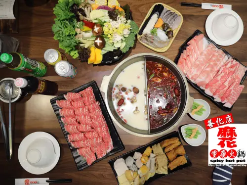 【台南.善化區】麻花重慶火鍋-善化店。麻辣鴛鴦鍋：五種湯頭任選二，「麻辣鴨血無限加」無菜單精緻套餐式火鍋餐廳