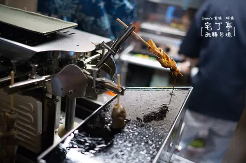 【三重】捷運菜寮站美食/有露天花園的居酒屋/一串串的串燒在迴轉串燒機上旋轉．宅丁亭