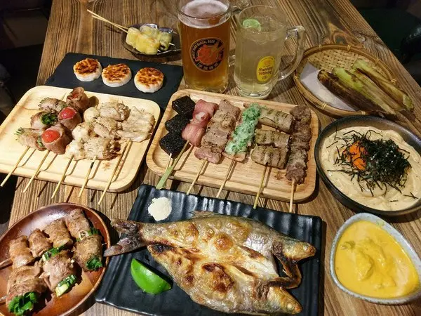 宅丁亭迴轉串燒-新北菜寮站高cp串燒  適合朋友消夜聚餐  餐點選擇多  單價不算太高  重點是味道好              