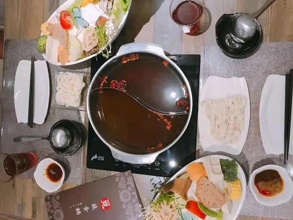 【素食火鍋】滿滿20種蔬果的爆炸菜盤，永春站覓蔬食鍋沒有負擔的約會/聚餐好選擇(∩｀-´)⊃━✿✿✿