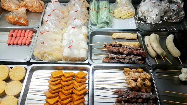 [彰化♥實踐路]跟著食尚玩家吃至尊雞排。脆皮雞腿&魷魚。口味超特別。撒料任選2種。好銷魂