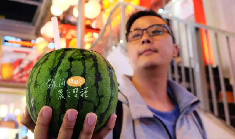 D&W黑白雙搭【逢甲美食】拿著西瓜逛逢甲夜市，西瓜汁直接整顆插吸管喝！超狂！IG打卡西瓜汁 做公益@鮮果匠