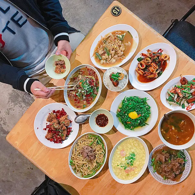 【台中熱炒店- 阿亮師沙茶牛肉】熱炒快炒店推薦║當日現宰本土牛！以大火炒出牛肉的鮮嫩度！廚房採開放式衛生看得見！(推薦餐點：沙茶牛肉、月見過貓、薑絲大腸)