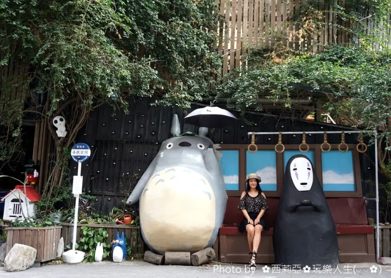 【台中。大里區】IG打卡經典場景，大里『龍貓車站』近期增添新伙伴呆萌『無臉男』啦！！究竟它們會擦出甚麼樣的火花呢？讓我們繼續看下去！
