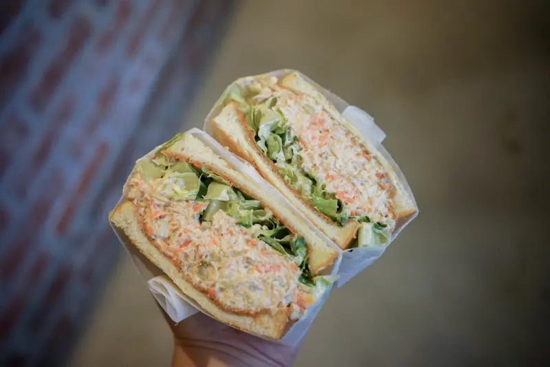 『Flys Kitchen 2 Ｘ魔王佩』台北大安區 蒼蠅哥二店 我終於吃到爆炸滿的鮪魚三明治 吃一個飽一天 西西里咖啡依舊好喝 捷運六張犁站『內文有店家資訊菜單』