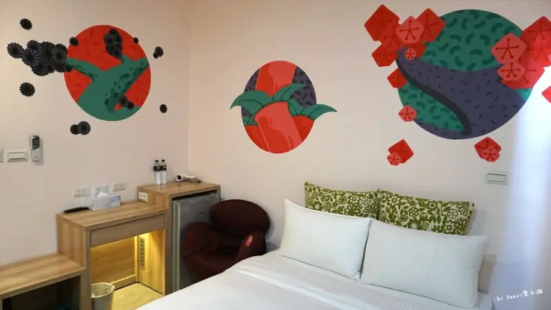 ★高雄新興★【星行旅】結合衛武迷迷村各國藝術家原創彩繪平價旅店。