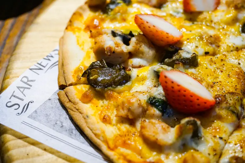 【高雄 可口廚房 Yumi kitchen。告別冬日草莓派對／叛逆的草莓披薩／冬季限定】鼓山店