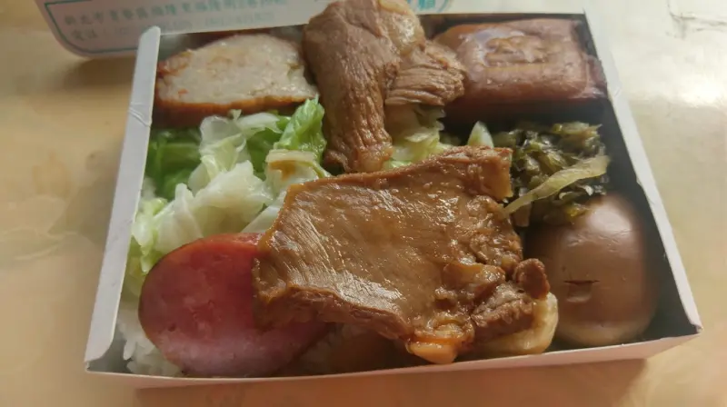 「新北福隆吃喝」隱藏板在地人才知道的超好吃福隆便當＠福隆商義月台便當