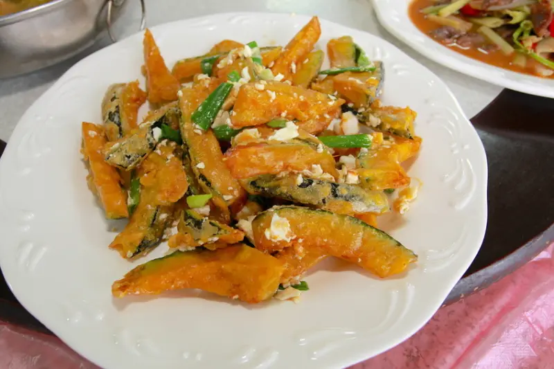 吃。嘉義縣｜番路鄉|隙頂。來自山上的美味，很好吃的金沙南瓜「 古早味餐廳」。