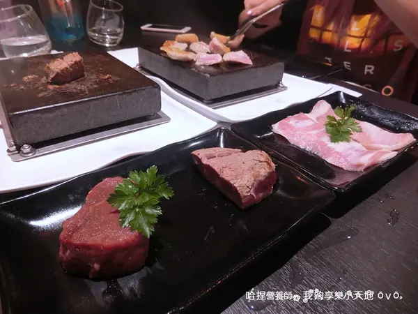 【高雄美食】《秘燒MEAT SHOW時尚岩燒牛排》隱藏小巨蛋附近的平價精緻料理，來場燒肉表演秀吧！